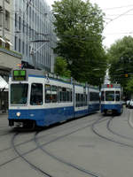 be-46-tram-2000-6/690701/linie-8-mit-saenfte-2108-richtung Linie 8 mit Sänfte 2108 Richtung Hardturm navigiert durch das Verkehrschaos am Paradeplatz, 14.6.19. In der Gegenrichtung ist Tram 2003 Richtung Tiefenbrunnen unterwegs.