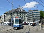 be-46-tram-2000-6/690372/wagen-2062-ist-am-1262019-auf Wagen 2062 ist am 12.6.2019 auf der Linie 15 unterwegs. Hier hält die Komposition gerade am Central, dem größten Straßenbahnknoten in Zürich, im Hintergrund erkennt man eine Cobra in der weißen Lackierung der Glattalbahn.