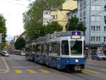 be-46-tram-2000-6/690380/der-tw-2075-hat-in-tiefenbrunnen Der TW 2075 hat in Tiefenbrunnen gewendet und fährt nun zurück Richtung Altstetten, 12.6.19.