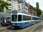 Tram 2058 am Hegibachplatz, gekuppelt mit einer weiteren Tram, Richtung Auzelg. 14.6.19.