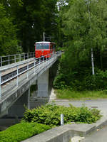 dolderbergbahn/690704/wagen-2-der-dolderbergbahn-ein-zahnrad-triebwagen Wagen 2 der Dolderbergbahn, ein Zahnrad-Triebwagen vom Typ Bhe 1/2 (Bj. 1972),  auf der Brücke über die Kurhausstrasse, kurz vorm Erreichen der Haltestelle Waldhaus, 14.6.19.