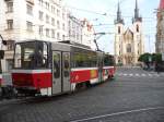 tatra-t6/262036/wagen-8715-typ-tatra-t6a5-ueberquert Wagen 8715 (Typ Tatra T6A5) berquert am 30.10.2011 den Strossmayerovo namest in Prag.
Linie 1 -> Spojovac