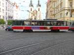 Wagen 8605 berquert den Strossmayerovo namest in Prag.