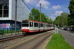 duewag-b-wagen-2/863126/der-grossteil-der-dortmunder-stadtbahnlinien-wird Der Groteil der Dortmunder Stadtbahnlinien wird, wie bei den anderen Stadtbahn-Betrieben im Ruhrgebiet auch, mit B-Wagen betrieben. Neben den blichen Sechsachsern gibt es als Dortmunder Besonderheit auch achtachsige Wagen mit einem zustzlichen Mittelwagen. Auf der Linie U42 kommen diese allerdings nicht zum Einsatz. Eine Doppeltraktion mit Wagen 337 an der Spitze ist an der Haltestelle Hombruch Hallenbad kurz vor der sdlichen Endstation Grotenbachstrae unterwegs. Die Vorbeifahrt wird dabei von den aufgemalten Augen auf dem Verkehrszeichen am Straenrand beobachtet.