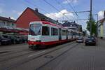 heiterblick-vamos-b80d-3/863127/waehrend-duewag-mit-den-b-wagen-in Whrend Duewag mit den B-Wagen in den 1970er bis 1990er-Jahren weitgehend eine Monopolstellung fr Stadtbahnwagen im Ruhrgebiet hatte, gehen die verschiedenen Verkehrsbetriebe bei der Beschaffung von Nachfolgebaureihen unterschiedliche Wege. Fr Dortmund hat die Firma HeiterBlick einen Fahrzeugtyp entwickelt, der nicht nahezu die selben Abmessungen hat wie sein Vorgnger, sondern auch an die kantige Formensprache anknpft. Die ersten Fahrzeuge sind seit dem Frhjahr 2024 auf der Linie U42 im Einsatz, so wie hier Wagen 370 zwischen den Haltestellen Harkortstrae und Hallenbad Hombruch.