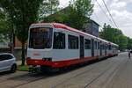 heiterblick-vamos-b80d-3/863128/die-dortmunder-stadtbahnstrecken-gehen-zu-einem Die Dortmunder Stadtbahnstrecken gehen zu einem groen Teil auf ehemalige Straenbahnstrecken zurck, was an einigen Stellen deutlich zu erkennen ist. Kurz nach dem Start auf der Linie U42 in Richtung Grevel fahren die Wagen 369 und 370 im Stadtteil Hombruch als klassische Straenbahn.