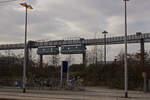Eine Kabinenbahn des Düsseldorfer Skytrains nähert sich am 28.12.16 der Endstation am Flugahfenbahnhof.