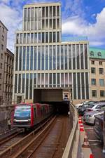 dt5-alsthom-4/724195/insbesondere-in-innenstaedten-in-denen-jeder Insbesondere in Innenstdten, in denen jeder Quadratmeter genutzt werden soll, sind die Tunnelrampen von U-Bahn-Strecken teilweise berbaut. In Berlin fhrt man zum Beispiel auf der U1 in ein Haus hinein, whrend der Tunnelausgang der Hamburger U3 kurz vor der Station Rdingsmarkt das Erdgeschoss dieses Gebudes verkleinert.