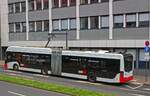 Der VDL-Elektrobus 6008 der KVB wird am 08.07.2021 an der Endhaltestelle Breslauer Platz/Hbf whrend der Wendezeit nachgeladen.