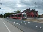 rnv-Wagen 4132 ist am 23.06.2012 in der Nhe der Haltestelle Weinheim-Luisenstrae unterwegs.