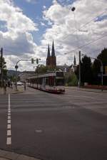 Vor der Kulisse der Johanneskirche fährt TW 263 am 30.07.15 als Linie 2 in Richtung Zähringen.