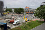 Blick auf die umgebaute Kreuzung am Dppersberg in Wuppertal-Elberfeld. Im Hintergrund berquert gerade ein Schwebebahnwagen der Baureihe 72 die Morianstrae.