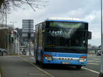 WSW-Bus 0742 (W-SW 1151) im Schulbusverkehr. Am 15. Mai wartet er auf einem Haltestreifen an der Haltestelle Historische Stadthalle am Johannisberg. 