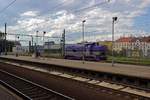 Auf dem Weg zum anderen Bahnsteigende in Praha-Libeň berraschte mich die 730 624 von KDS, die auf dem Gtergleis 10 durch den Bahnhof fuhr.