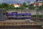 730 624 der Firma KDS, die mir schon kurz zuvor in Libeň nur in ungnstiger Position begegnet war, erschien auch im Prager Hauptbahnhof nicht an idealer Stelle. Ein Bild der farblich auffallend gestalteten Lokomotive entstand trotzdem.