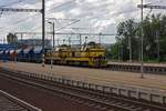 Auch wenn sie aussehen wie moderne Diesellokomotiven, so sind die Loks der Baureihe 741.7 Rekonstruktionen aus lteren Maschinen der Reihe 740. 741 703 und 741 702 gehren dem Baukonzern Strabag und durchfahren mit einem Ganzzug Selbstentladewagen am 21.06.19 den Bahnhof Prag-Libeň.
