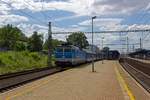 362 125 ist am 21.06.19 mit dem werktglichen Verstrkerzug Sp1901 nach Kutn Hora in Praha-Libeň angekommen.