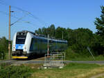 Os 8019 nach České Budějovice kurz vor Ražice an einem Bahnüberhang. Für diesen Zug war am 14. Juni 2021 der Regiopanther 650 001 eingeteilt.