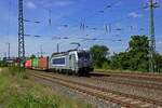 METRANS/843088/383-410-von-metrans-durchfaehrt-mit 383 410 von METRANS durchfhrt mit einem Containerzug den Bahnhof von Saarmund.