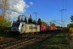 METRANS/869956/386-033-von-metrans-ist-mit 386 033 von Metrans ist mit einem der fr dieses Unternehmen typischen Containerzge am 23.10.24 in Berlin auf dem Weg in Richtung Norden.