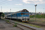 Nachdem bis Mitte der 2000er-Jahre die Triebwagen der Baureihe 854 durch Rekonstruktion alter Schnellzugtriebwagen entstanden, wurden ab 2006 eine Reihe Beiwagen zu Steuerwagen umgebaut, die zunächst die Baureihe 954, später die Wagengattung 80-29 mit der Gattungsbezeichnung Bfbrdtn794 bzw. ABfbrdtn795 trugen. Neben den erwähnten Triebwagen sind auch andere Wendezugfähige Lokomotiven von den Steuerwagen aus steuerbar. Auf der Rychlík-Linie R27 Rakovník - Praha steuern die Reko-Lokomotiven der Baureihe 750.7 die Traktionsleistung für diese Garnituren bei.

Am Abend des 20.06.2019 erreicht 80-29 222-4, der den Namen Martín trägt, an der Spitze als R 1231 aus Rakovník den wegen Bauarbeiten verlegten Bahnhof Praha-Bubný im Norden der tschechischen Hauptstadt.