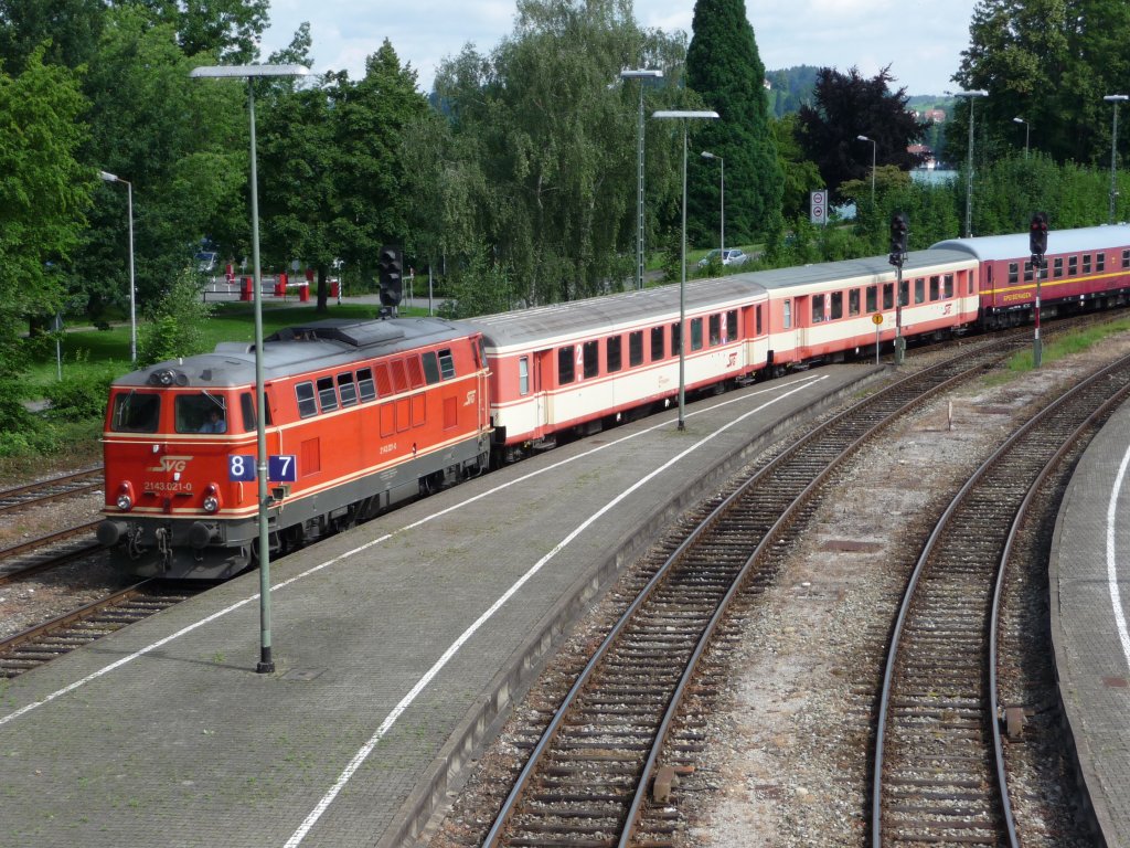 2143 021 der SVG erreicht mit einem Sonderzug den Lindauer Hauptbahnhof. 10.07.2009