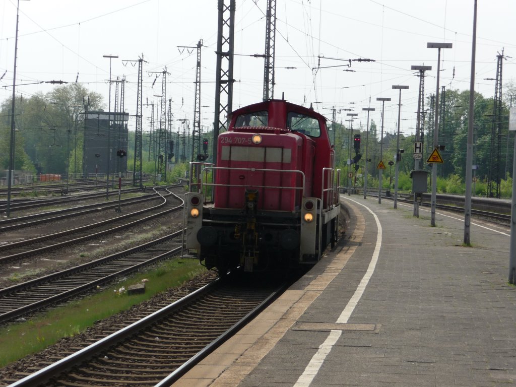 294 707 durchfhrt am 21.04.2011 den Bahnhof Wanne-Eickel.