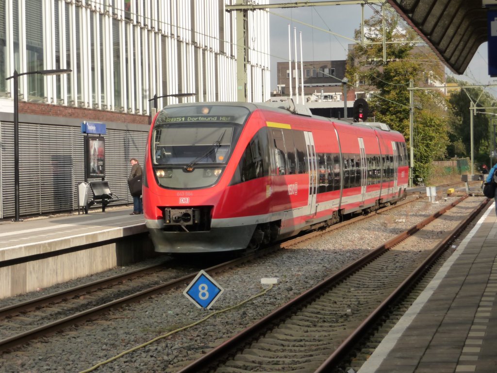 643 064 der DB am 12.10.2012 in Enschede. Die Gleise der DB und der NS sind hier nicht miteinander verbunden, sodass die 643er auch ohne niederlndische Zugsicherung in den Bahnhof einfahren knnen.
RB51 -> Dortmund Hauptbahnhof