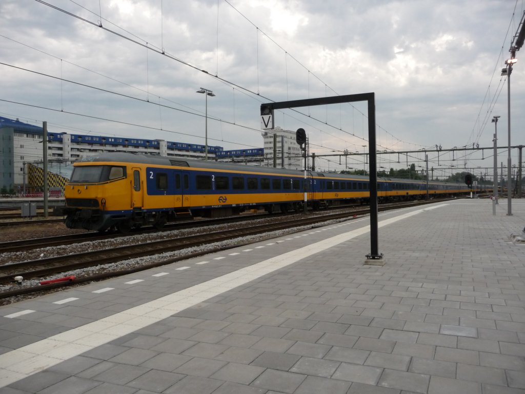 Am Schluss eines Reisezuges lief am 15.08.2012 dieser Steuerwagen des ehemaligen BeNeLux-Trains. Hier in Rotterdam Centraal.