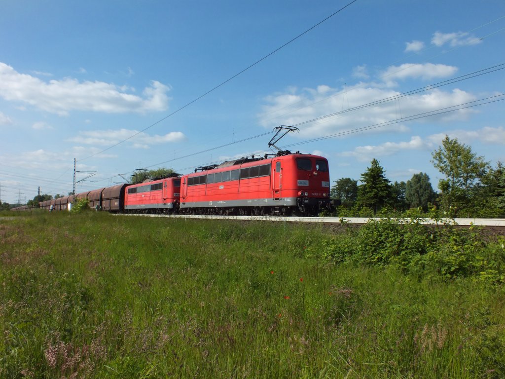 Die Loks RBH276 (ex-DB 151 151) und RBH 261 (ex-DB 151 038; NVR-Nummern (noch) unbekannt) fahren am 3.6.13 mit einem Kohlezug durch Langenfeld-Richrath.
