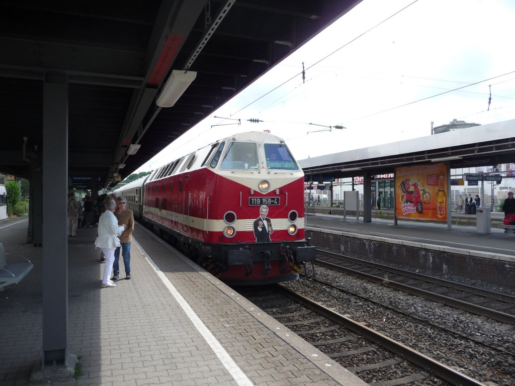 Die Museumslok 119 158 durchfhrt am 12.06.2011 den Bahnhof Wuppertal-Oberbarmen.