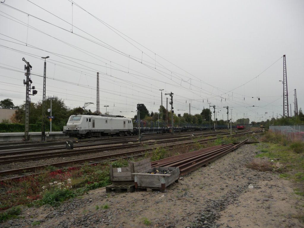 E37 511 von akiem durchfhrt am 17.10.2012 den Bahnhof Dsseldorf-Rath.