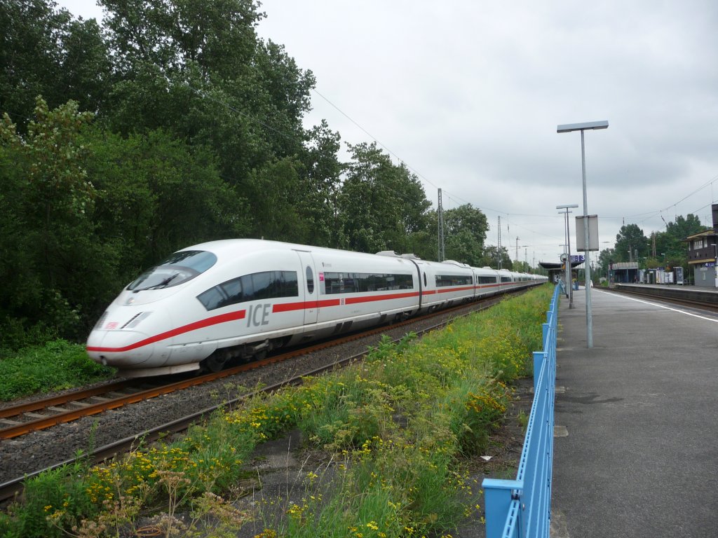 Ein ICE3-Doppeltraktion passiert am 27.08.2010 den Bahnhof Dsseldorf-Reisholz.