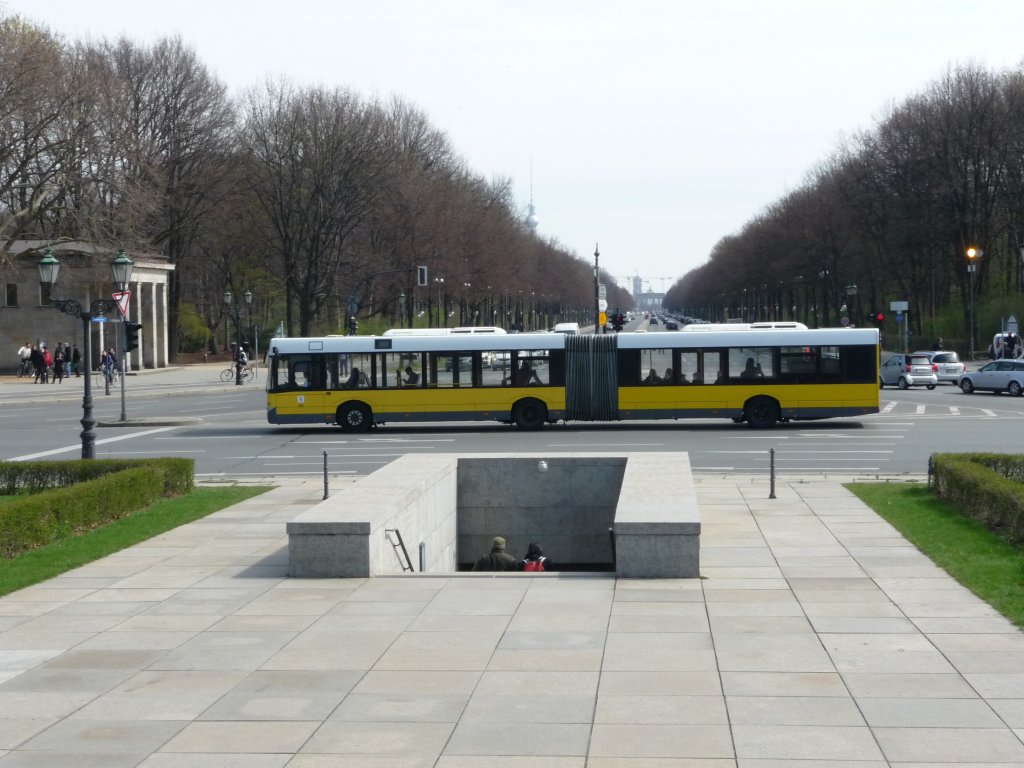 Ein nicht nher erkennbarer Solaris Gelenkbus am 09.04.2012 am Groen Stern.