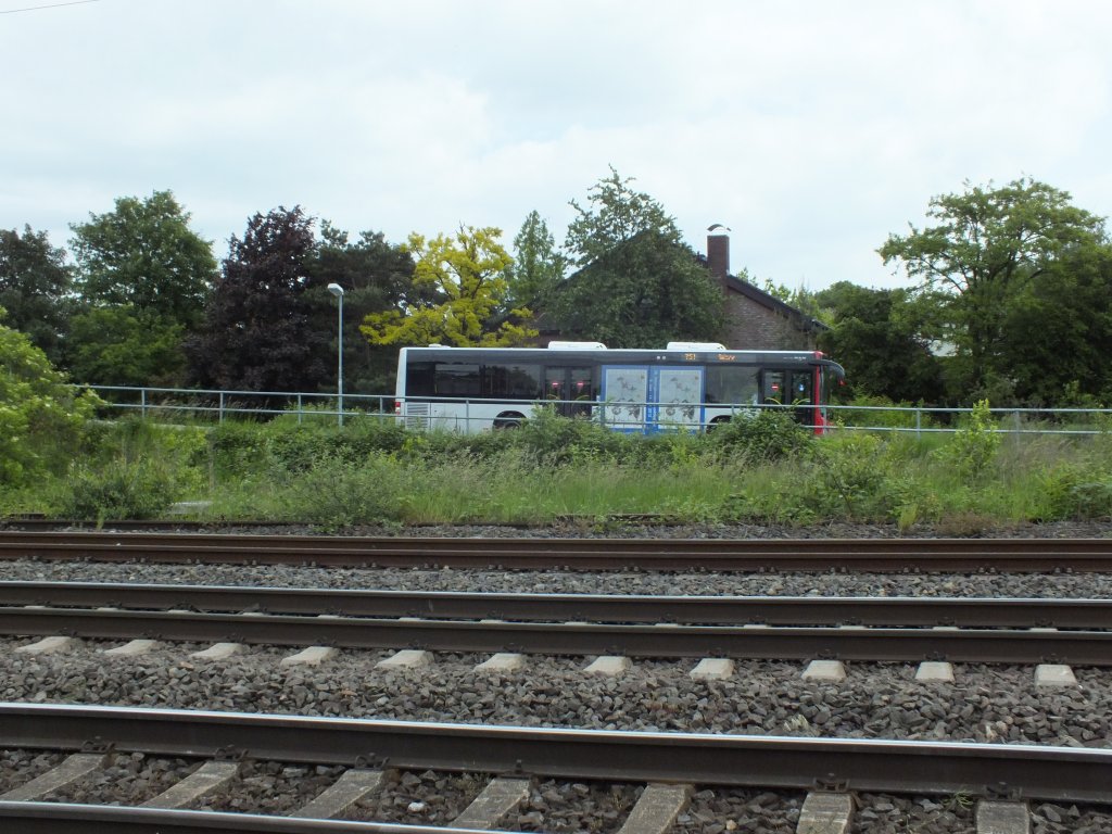 Ein Rheinbahn-Lwe (MAN Lion's-City) fhrt am 3.6.13 an den Lintorfer Bahnanlagen vorbei.
Linie 751 -> Ratingen-Hsel S