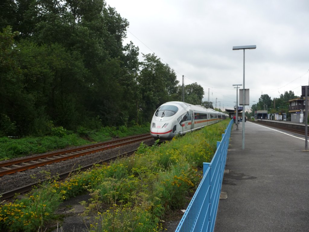Ein unerkannt gebliebener ICE3 durchfhrt den Bahnhof Dsseldorf-Reisholz. 27.08.2010