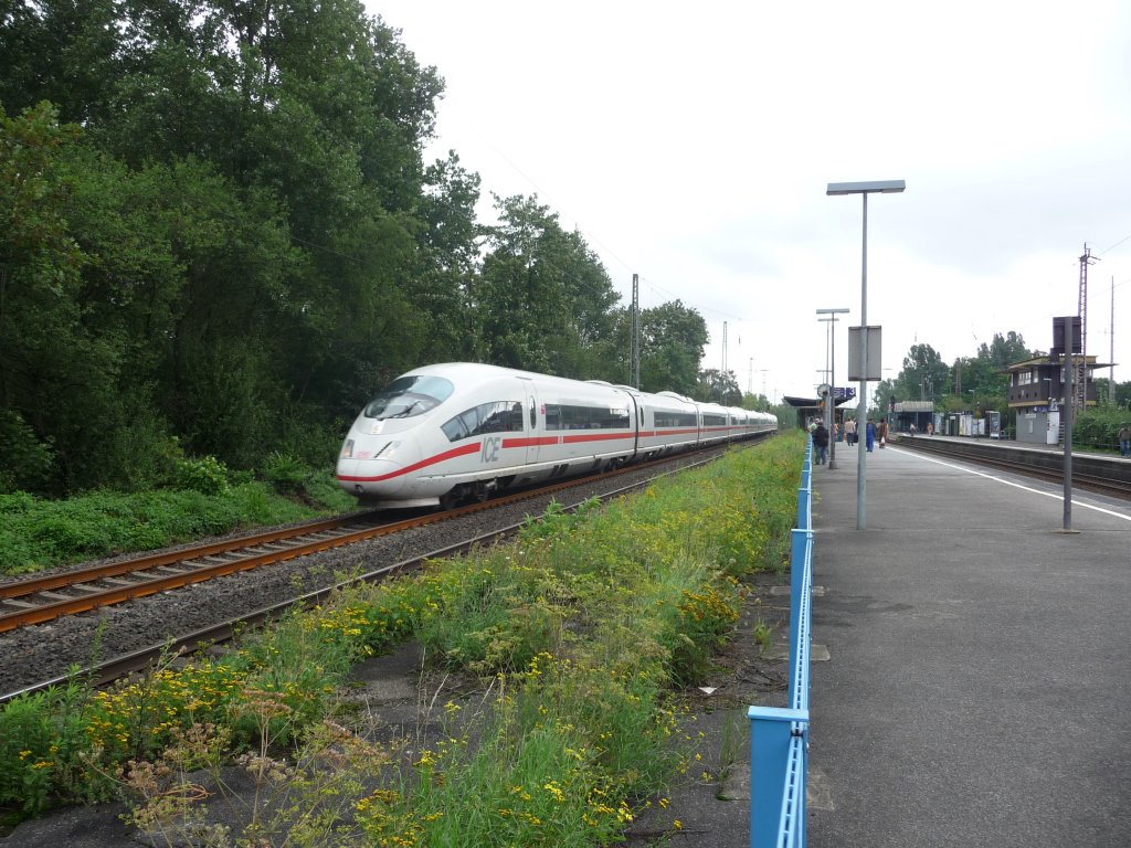 Ein unerkannt gebliebener ICE3 durchfhrt am 27.08.2010 den Bahnhof Dsseldorf-Reisholz in nrdlicher Richtung.