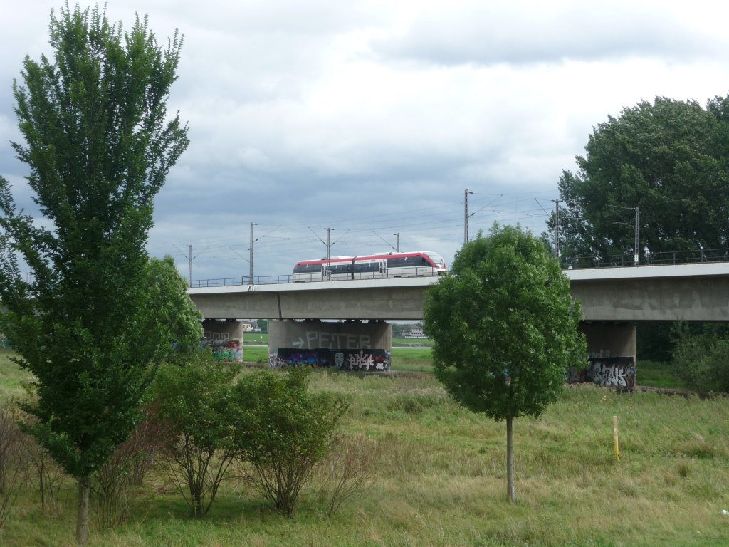 Ein unerkannt gebliebener zweiteiliger Talent der Regiobahn berquert am 23.08.2010 die Hammer Rheinbrcke, hier auf der Neusser Seite.
Linie S28 -> Mettman-Stadtwald