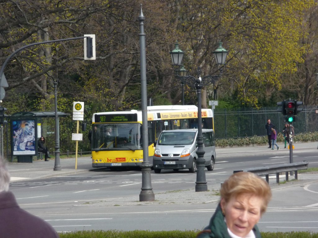 Ein Volvo-Niederflurbus am Groen Stern im Zentrum Berlins, 09.04.2012.
Linie 187 -> Lankwitz