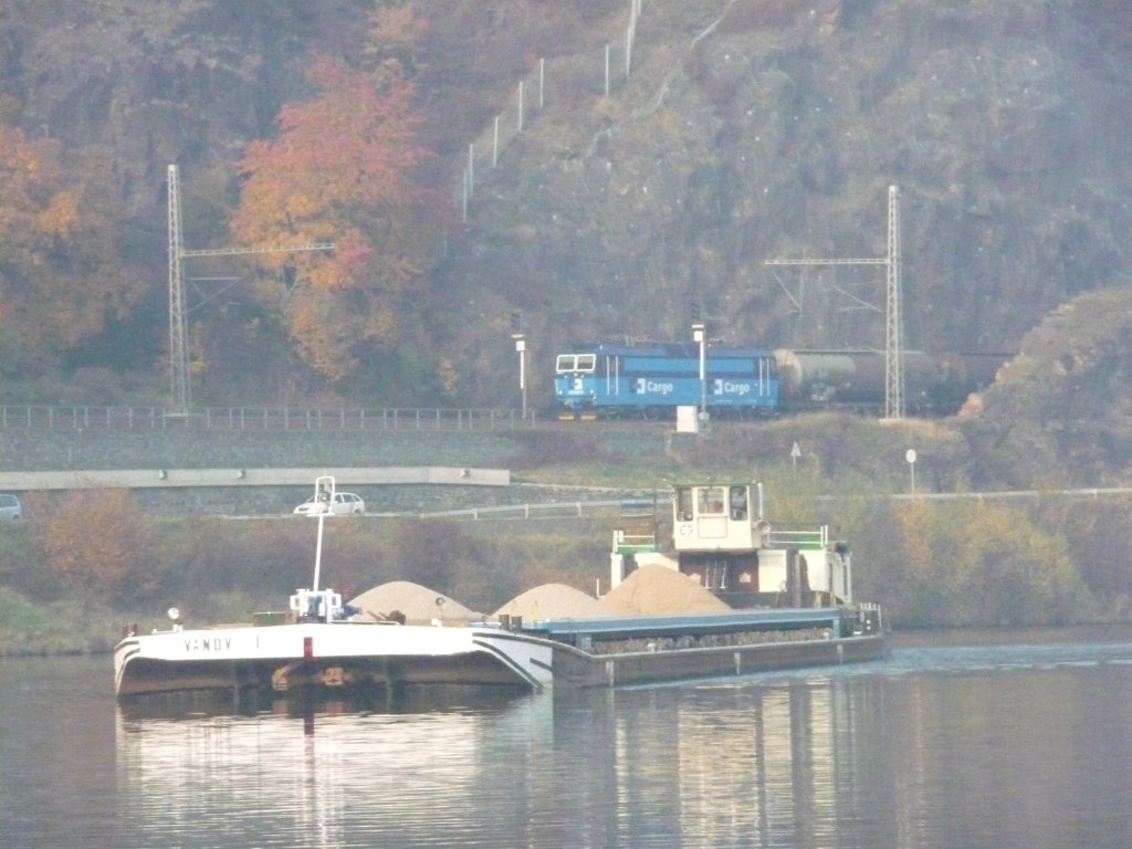 Eine Skoda-E-Lok, mglicherweise (aufgrund der Farbgebung, die vom gngigen Schema abweicht) eine rekonstruierte Lok der Baureihe 363.5 zeigt sich am 01.11.2011 im Moldautal.