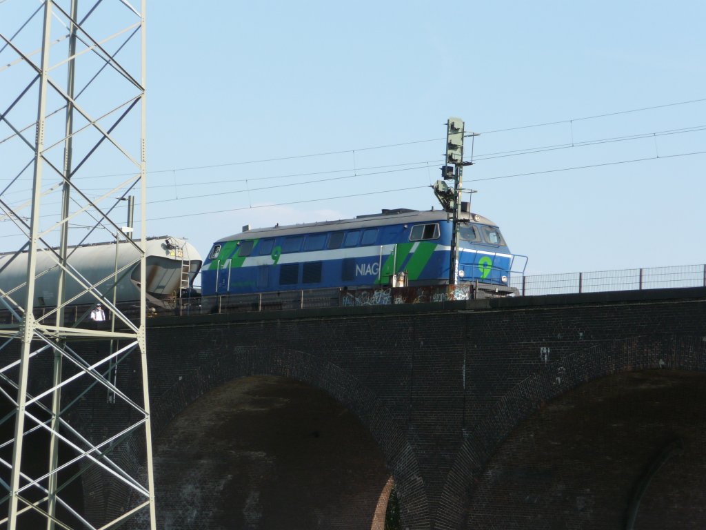 NIAG 9, die ehemalige DB-216 055 befhrt am 04.08.2009 den Viadukt in Duisburg-Hochfeld.