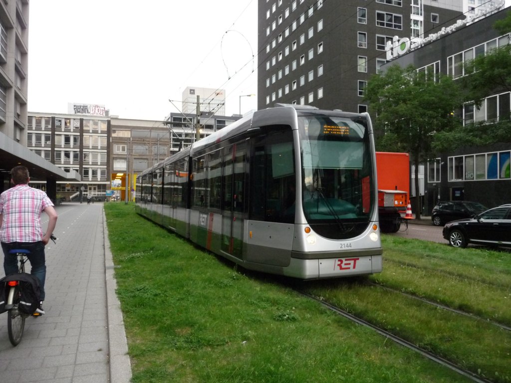 Wagen 2144 der Rotterdamer Straenbahn am Abend des 15.08.2012.
