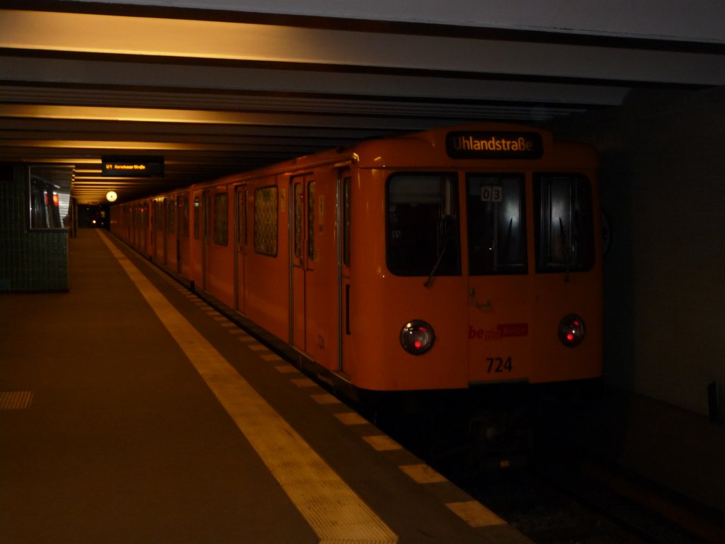 Wagen 724 des Typs A3 am 09.04.2012 im U-Bahnhof Uhlandstrae
U1 -> Uhlandstrae