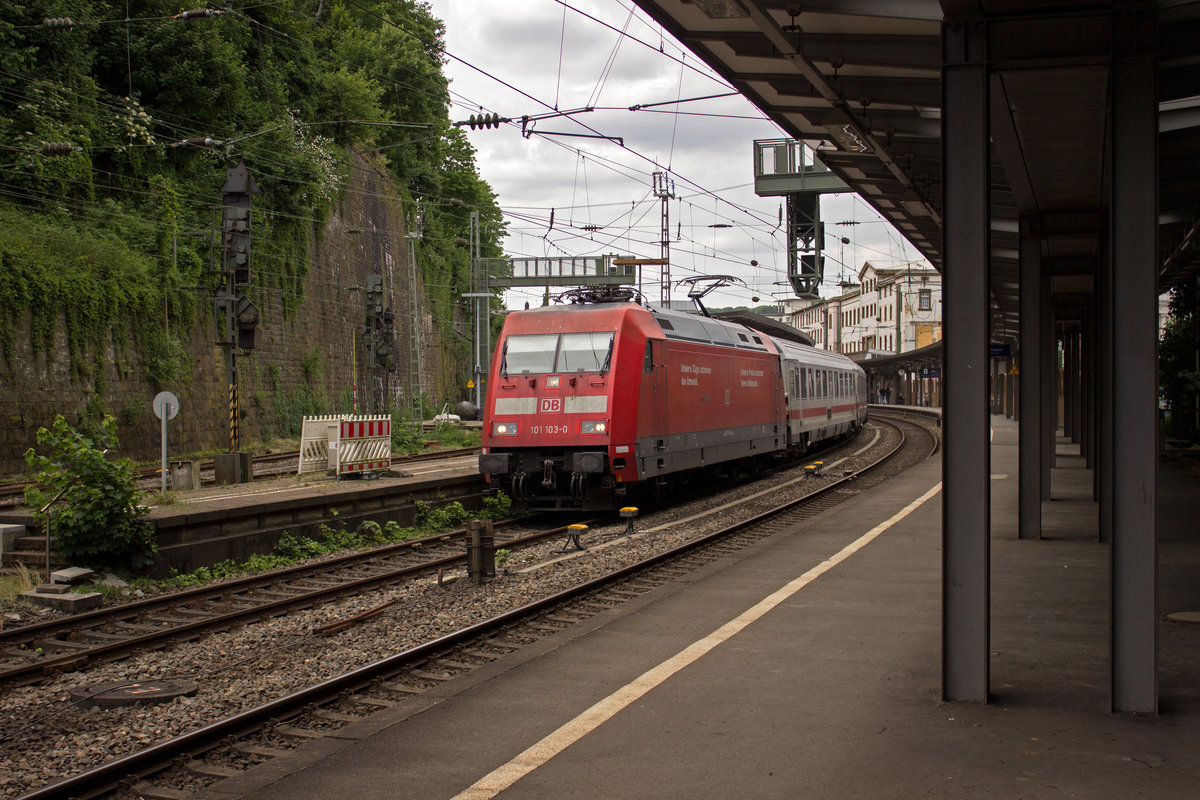 101 103, die zu den Loks gehrt, die Werbung fr die Umweltvertrglichkeit und Erschwinglichkeit eines lngst nicht mehr aktuellen Fahrpreissystems machen, verlsst mit einem IC in Richtung Hamburg am 08.06. Wuppertal.