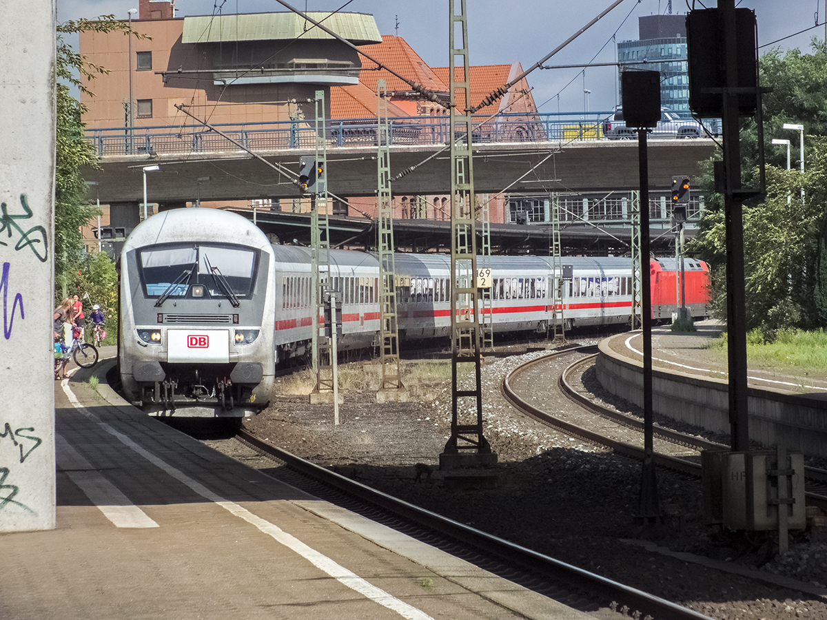 101 106 hat hier am 11.08.14 gerade ihren IC 2371 nach Heidelberg in Hamburg-Harburg zum Halten gebracht. Der Zug war einer der vielen an diesem Tag, die nicht in der vorgesehenen Zugreihung fuhren, sodass hier  nur  ein Bild vom Steuerwagen abfiel. Ein paar Stunden später musste ich selbst die doch zahlreichen Erste-Klasse-Wagen eines unangekündigt umgekehrt gereihten ICE1 ablaufen. Und das sind nicht wenige...