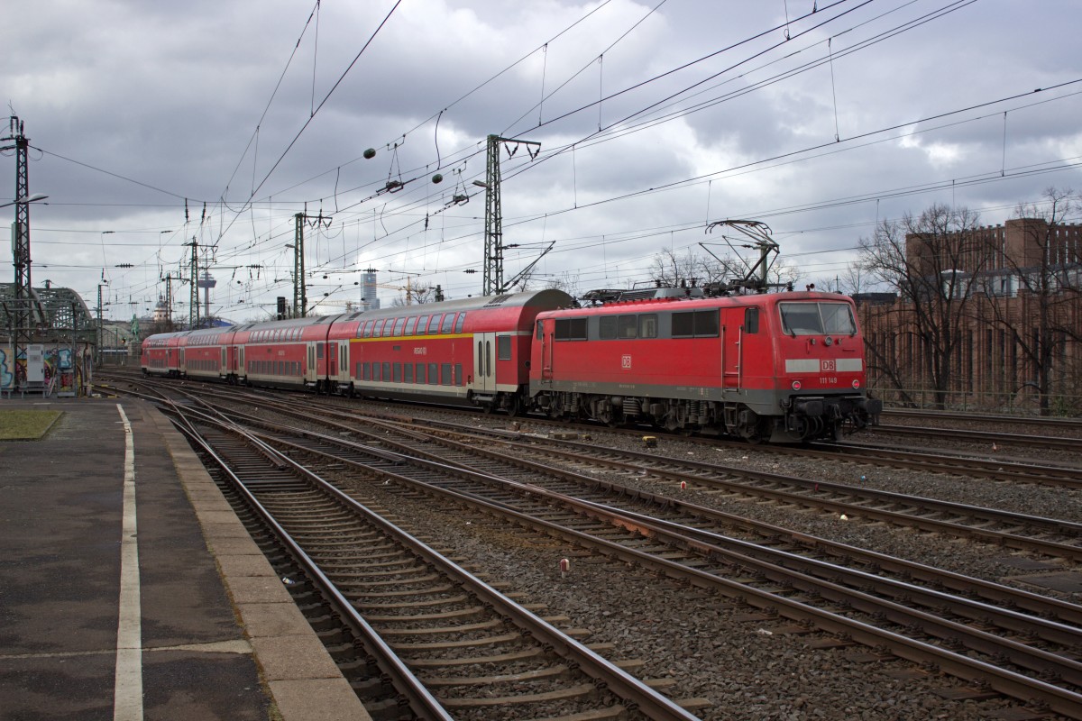 111 149 schiebt ihren RE7 am 25.02. über die Hohenzollernbrücke.