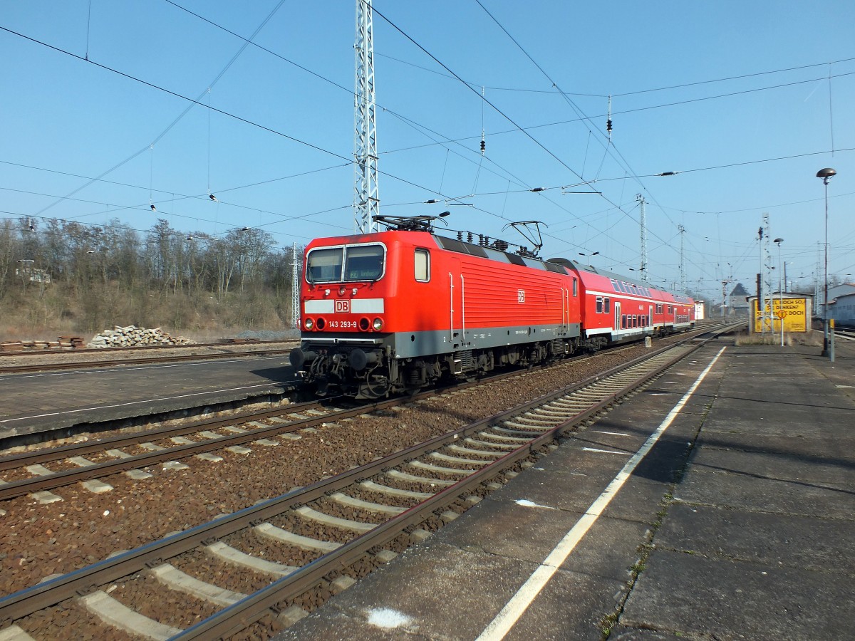 143 293 fhrt am 11.3.14 mit einem RE nach Nordhausen in Sangerhausen ein.