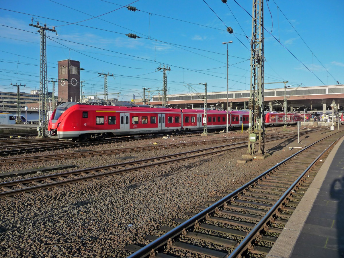 1440 306 und 322 fahren am 02.01.2015 als S8 in Richtung Hagen in Düsseldorf ein.