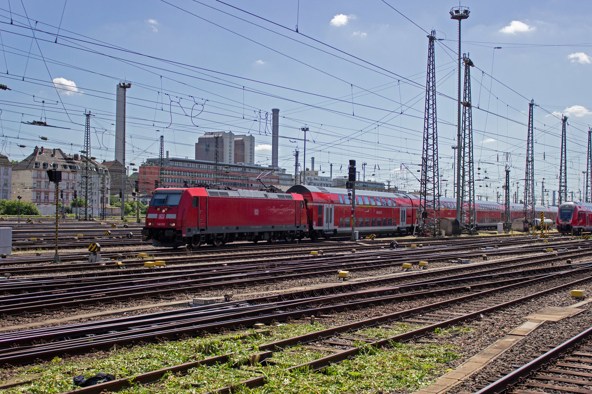 146 252 gehrt zu den von Frankfurt aus in Richtung Kassel und Mannheim eingesetzten neuen TRAXX-Lokomotiven, hier zu sehen bei der Einfahrt in den Frankfurter Hauptbahnhof.