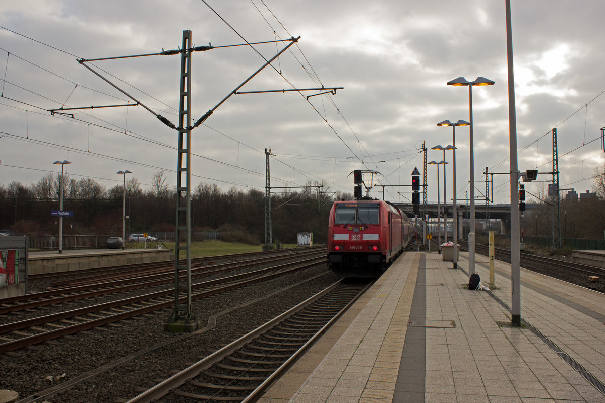 146 259 verlässt mit einem RE5 nach Koblenz den Bahnhof des Düsseldorfer Flughafens.